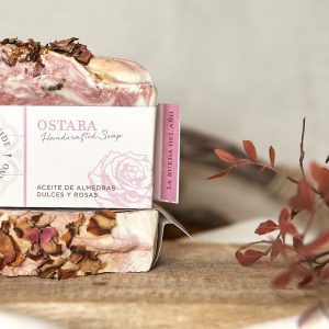 Jabón cortado artesanal vegano de aceite de almendras dulces y rosas Ostara vista